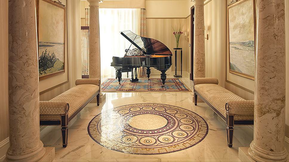 Музыкальный зал с антикварным роялем фирмы Карла Шредера в президентских люкс-апартаментах