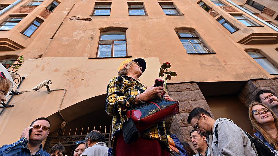 Трибуной желающим высказаться в защиту здания-памятника была табуретка, вынесенная жильцами дома