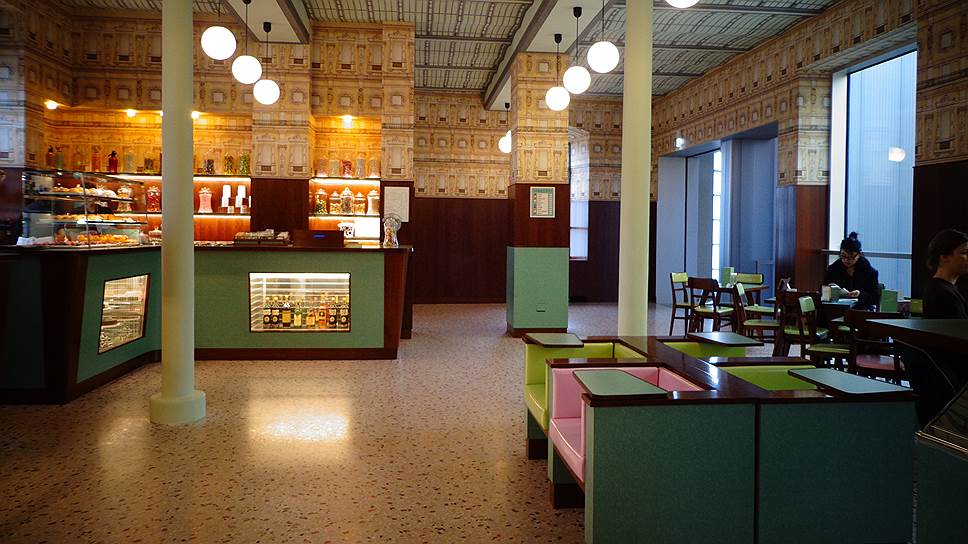 Интерьер бара Luce от режиссера Уэса Андерсона — в стилистике миланских кафе 1950–1960-х годов