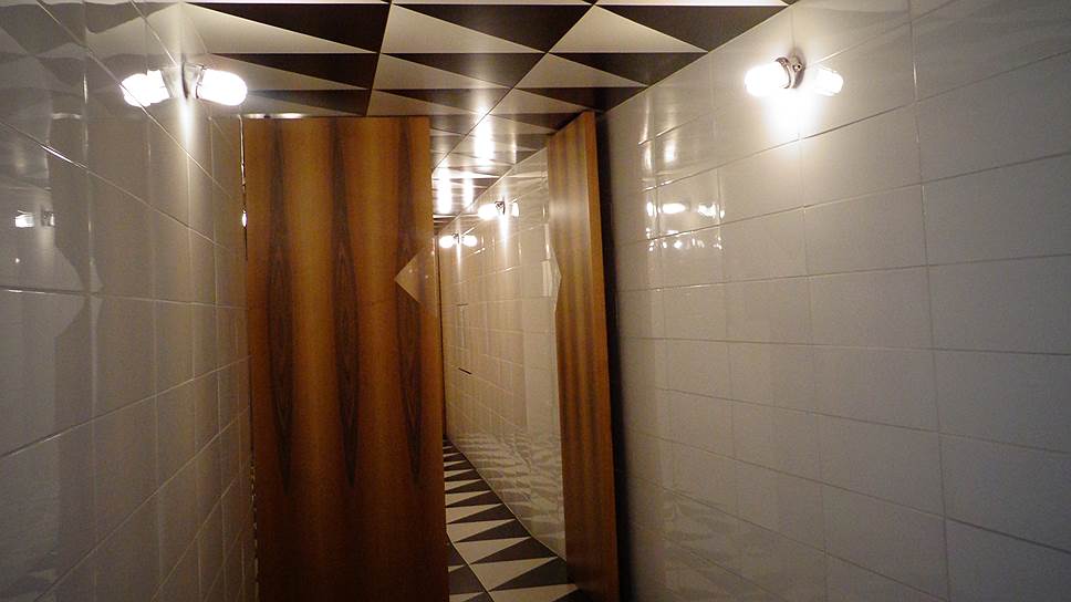 Коридор — туннель с дверью, непонятно куда открывающейся, — предбанник перед туалетом в баре Luce