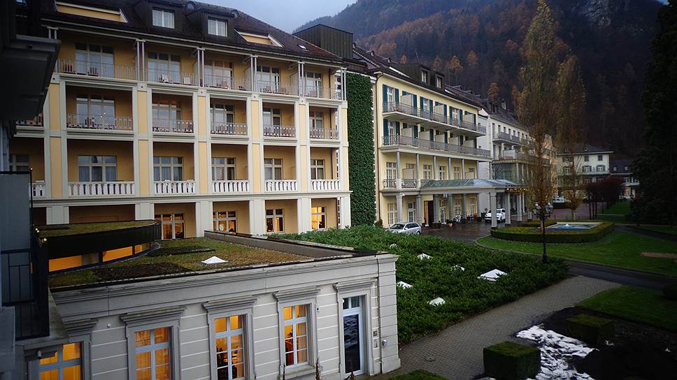 Вид с балкона в отеле Grand Hotel Hof Ragaz — он соединен внутренними переходами со вторым отелем Grand Hotel Quellenhof &amp; Spa Suites