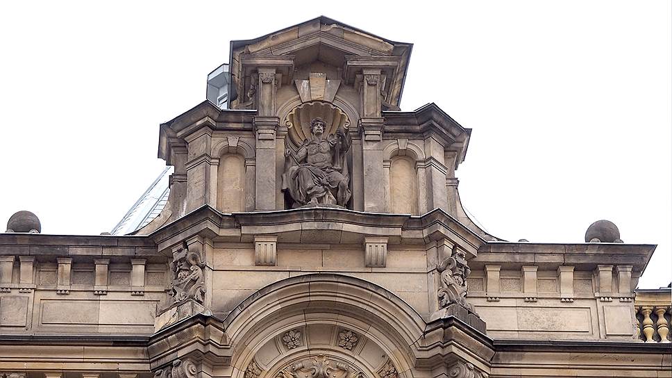 Элементы декора фасада, отсылающие к стилю французского Ренессанса