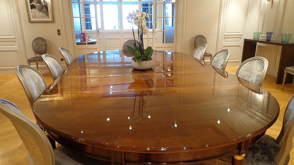 В столовой пентхауса Christian Dior с полами, выполненными в камне с вкраплениями паркетной доски, и полукруглым потолком, повторяющим потолки бутика Dior на авеню Монтень, расположился стол в стиле Людовика XVI