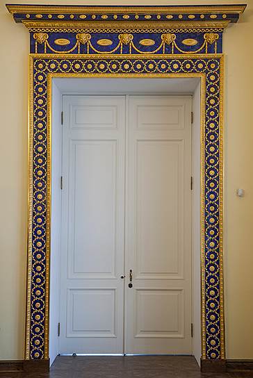 Обрамление двери из лазурита с накладными деталями из позолоченной бронзы воссоздавалось мастерами более полугода