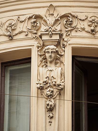 Женские головки и гирлянды — модный декор в петербургской архитектуре конца позапрошлого столетия