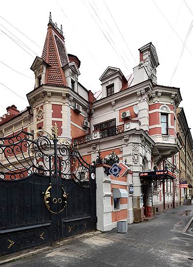 Этот петербургский дом похож на французское шато