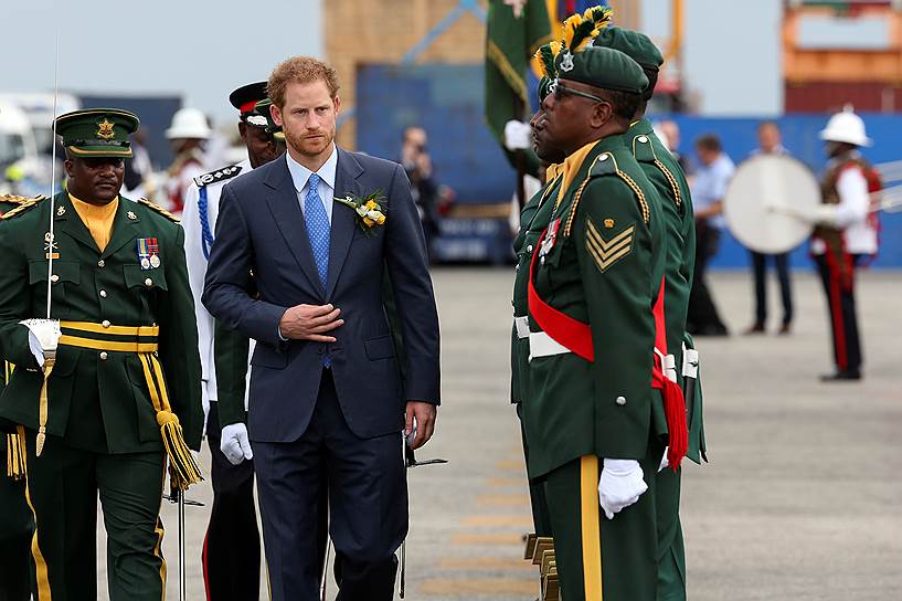 Британский принц Гарри осматривает почетный караул после прибытия в Порт Бриджтаун на празднование 50-летия независимости Барбадоса 29 ноября 2016 года