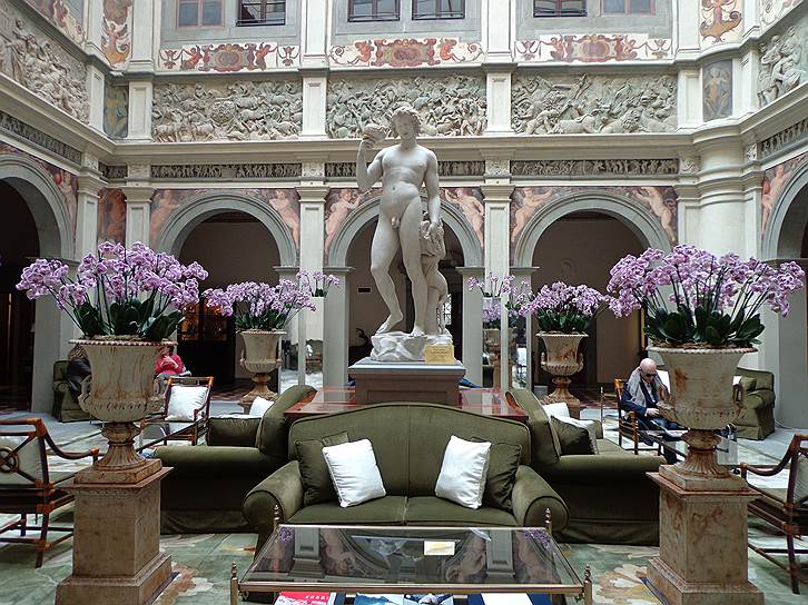 Копия статуи «Вакх» Микеланджело — во внутреннем дворе-атриуме