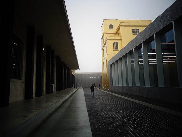 Fondazione Prada в Милане расположен на территории бывшего завода по производству джина, пространство преобразовал архитектор Рем Колхас