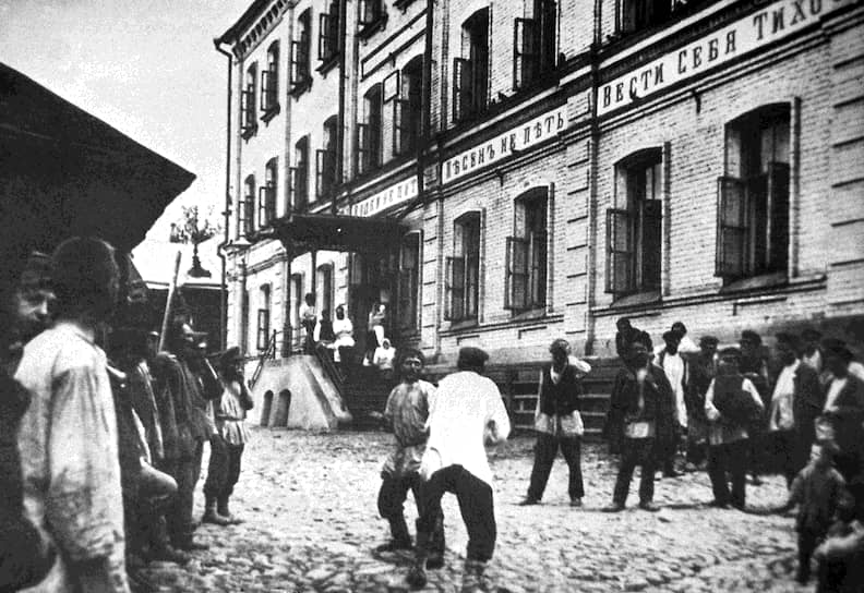 В XVIII веке Петербург больше напоминал не европейскую столицу, а разудалое пиратское гнездо на Тортуге. Постепенно порядок в городе был восстановлен, но отдельные очаги неблагополучия дожили до середины прошлого столетия
