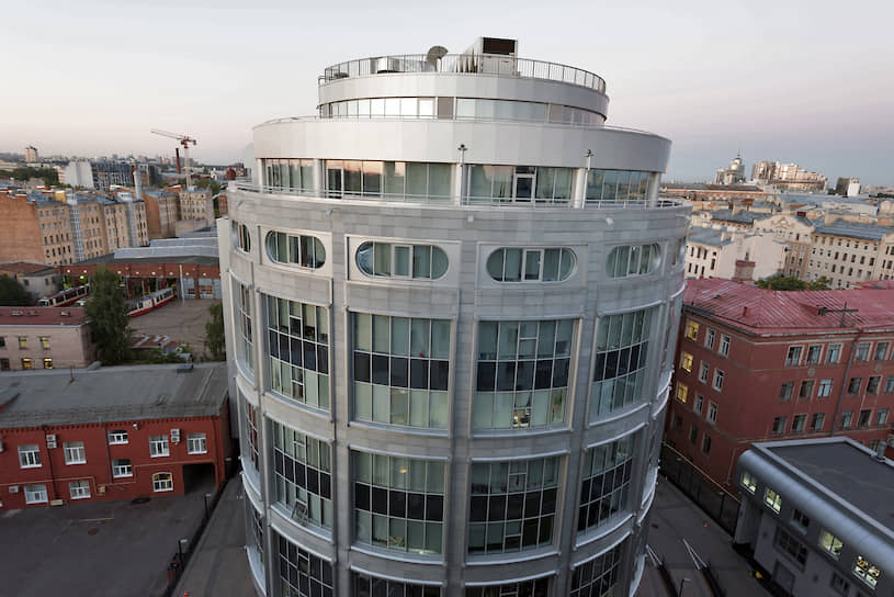 Крайне редко элитные проекты идут по пути именно редевелопмента, то есть приспособления старых зданий под новое использование. Гораздо чаще площадка полностью расчищается и на ее месте строится новое здание