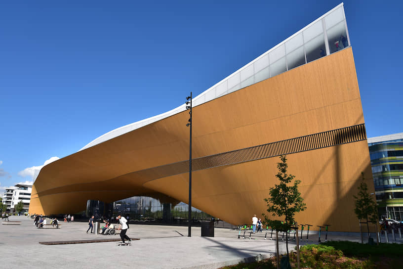 Новая центральная библиотека Oodi в столице Финляндии спроектирована финской компанией ALA Architects. Кроме верхнего этажа, фасад сделан полностью из дерева. В качестве древесины для наружной стены использовалась ель