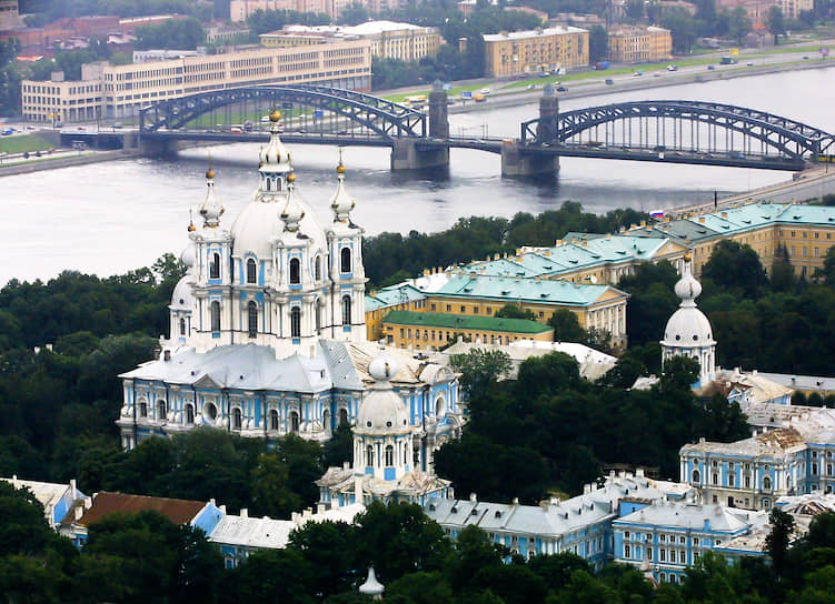 Пятиярусная башня над западными воротами монастыря оказалась бы самым высоким зданием не только в городе, но и во всей России