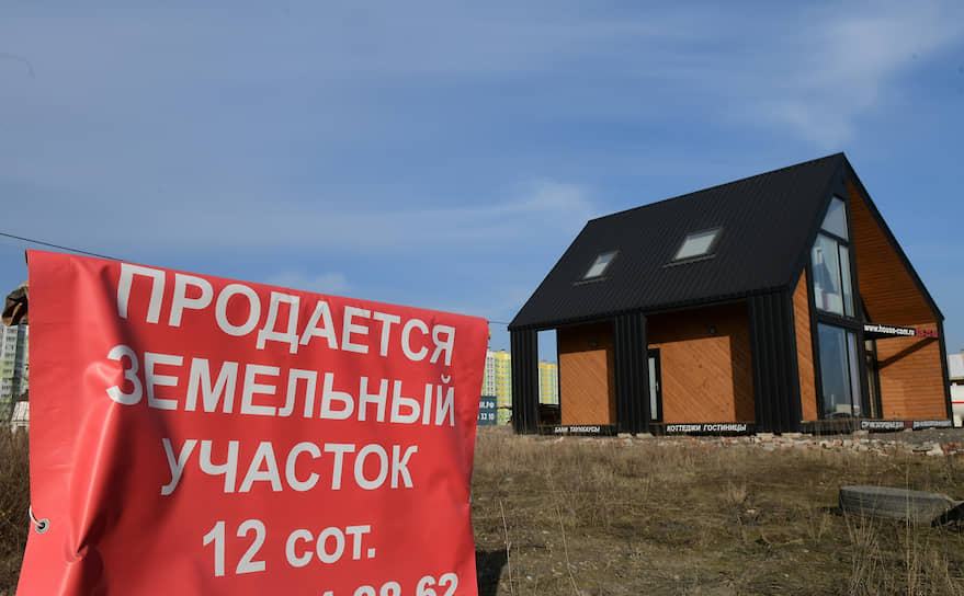 Наибольшую долю спроса в первом полугодии 2020 года традиционно занимают участки без подряда (90%). 4% продаж пришлось на коттеджи и участки с подрядом, 6% — на таунхаусы