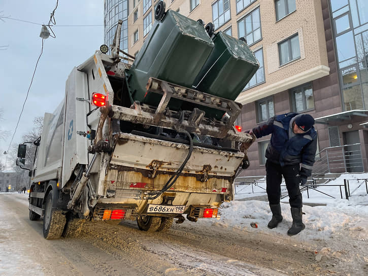 Произошедшие в городе изменения в сфере обращения с отходами не слишком заметны для петербуржцев