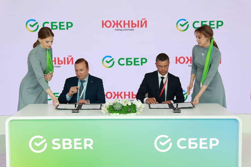 Виктор Вентимилла Алонсо, председатель Северо-Западного банка ПАО «Сбербанк», и Сергей Хромов, генеральный директор ООО «Город-спутник Южный», на подписании соглашения о финансировании первой очереди города-спутника Южный
