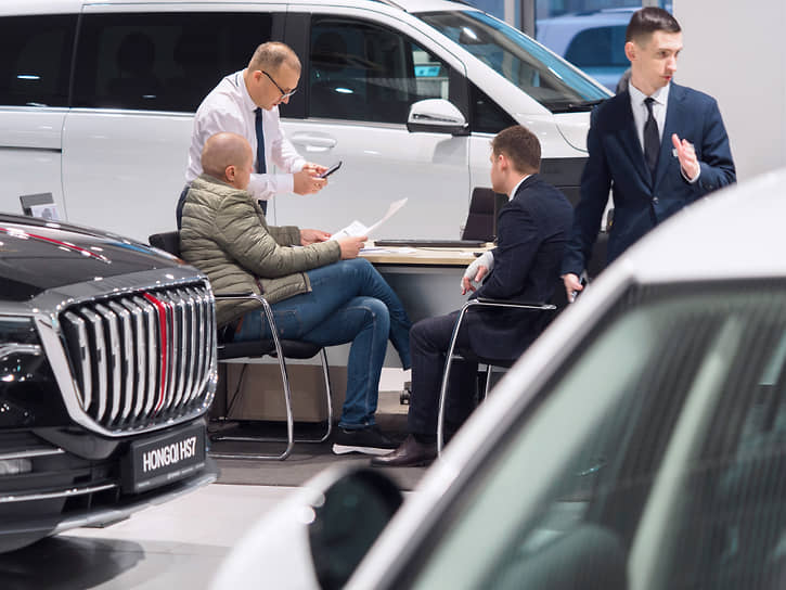В качестве первых претендентов на возвращение эксперты называют автопроизводителей. В частности, в марте были сообщения, что компании из Японии и Южной Кореи рассматривают такую возможность 