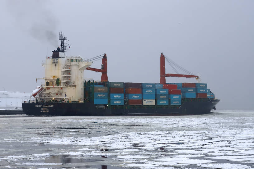 Октябрь 2025 года ознаменовался историческим изменением в структуре контейнерных перевозок балтийских портов: впервые объем каботажных перевозок превысил показатели экспорта и импорта