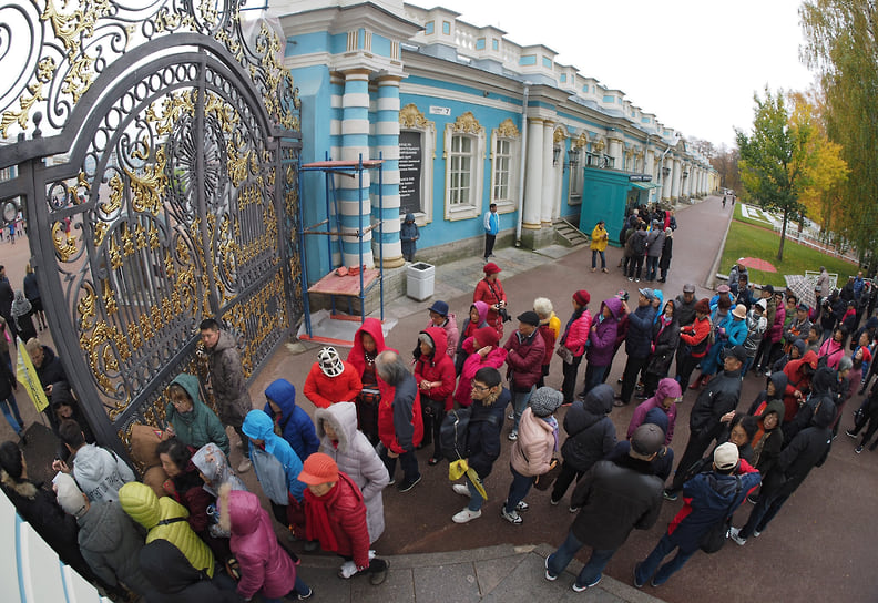 По данным администрации Санкт-Петербурга, объем доходов от туризма в 2022 году составил около 360 млрд рублей, в 2023-м — 482 млрд, в 2024-м — 730,5 млрд