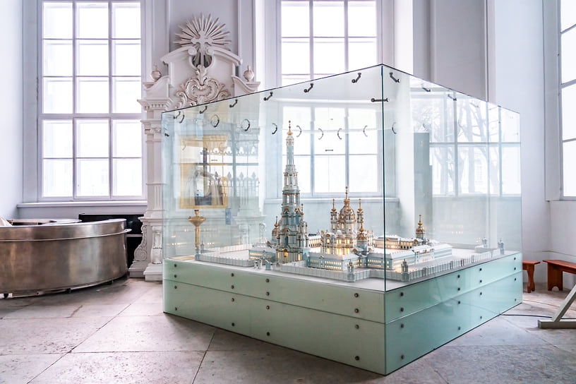 Заложенный в 1748 году, собор стал ярким образцом елизаветинского барокко работы архитектора Бартоломео Растрелли