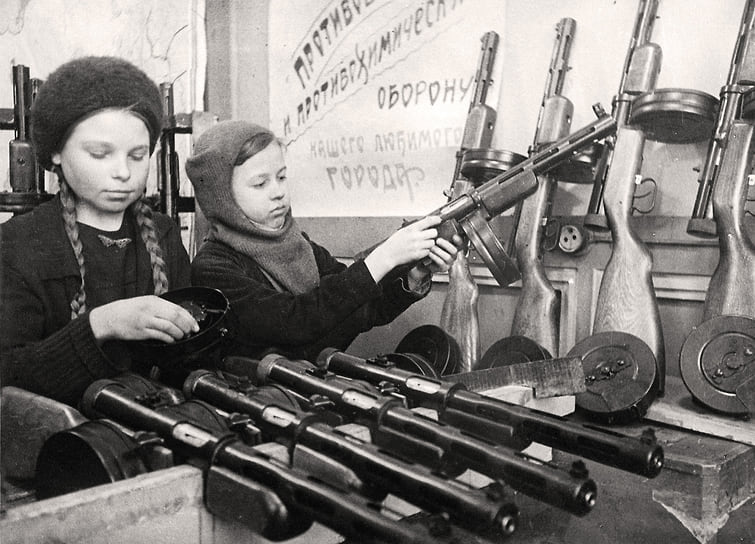 Зима 1942–1943 годов. Девочки-подростки Нина Николаева и Валя Волкова на сборке пистолетов-пулеметов Дегтярева на Инструментальном заводе им. Воскова (в н. в. завод «Измерон»)