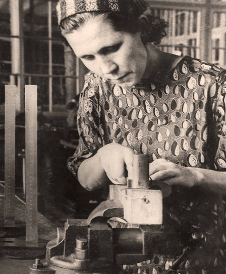 Осенью 1941 года на «Красном инструментальщике» создали мерительную лабораторию. На фото: приемщица ОТК П. И. Адякова выполняет сборку мерительных инструментов в свободное от работы время