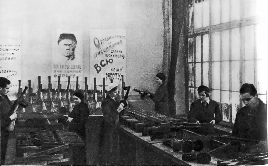 Сборка ППД на заводе «Красный инструментальщик», 1942 год