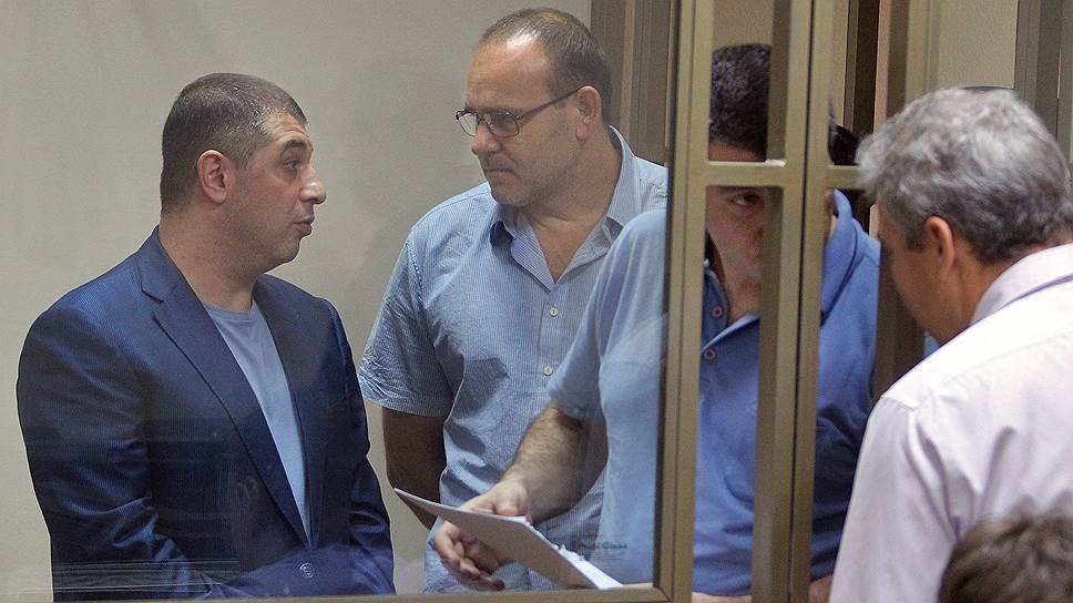 Сергею Зиринову (крайний слева) придется найти себе нового адвоката.