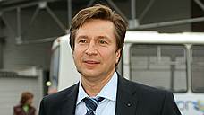 Сергей Кислов выливает масло