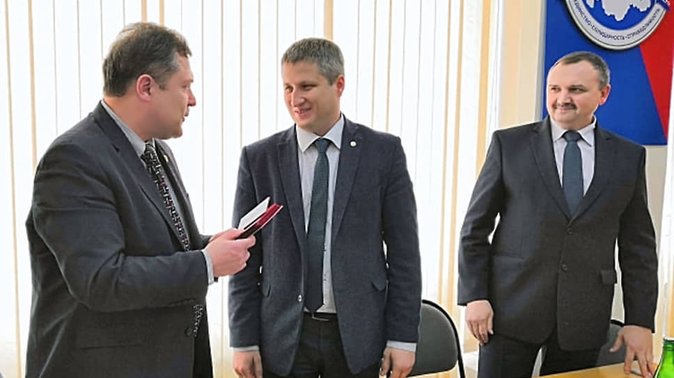 Экс-руководитель ростовского филиала ФГБУ «Россельхозцентр» Владимир Саламатин (в центре)