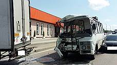 В Пятигорске фура столкнулась с пассажирским автобусом, есть пострадавшие