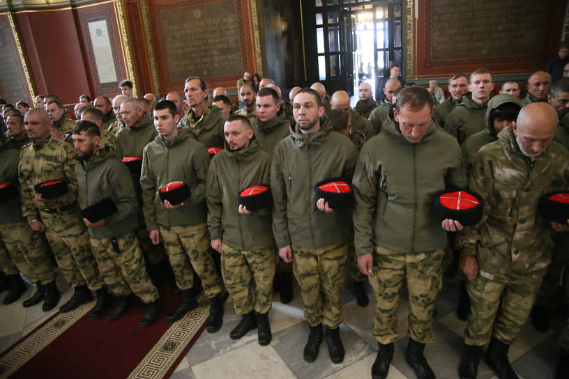 Добровольцы добровольческой бригады &quot;Дон&quot; во время торжественного молебна на благословение казаков и воинских оружий в Патриаршем Вознесенском войсковом всеказачьем Соборе перед отправкой в зону проведения специальной военной операции