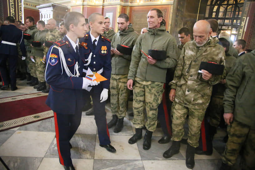 Добровольцы добровольческой бригады &quot;Дон&quot; во время торжественного молебна на благословение казаков и воинских оружий в Патриаршем Вознесенском войсковом всеказачьем Соборе перед отправкой в зону проведения специальной военной операции