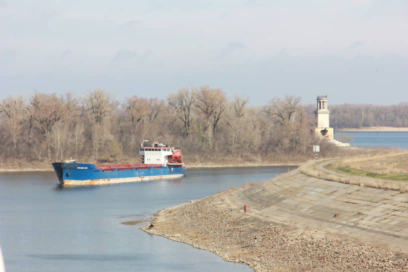 Теплоход «Омский» в водах Волго-Донского канала