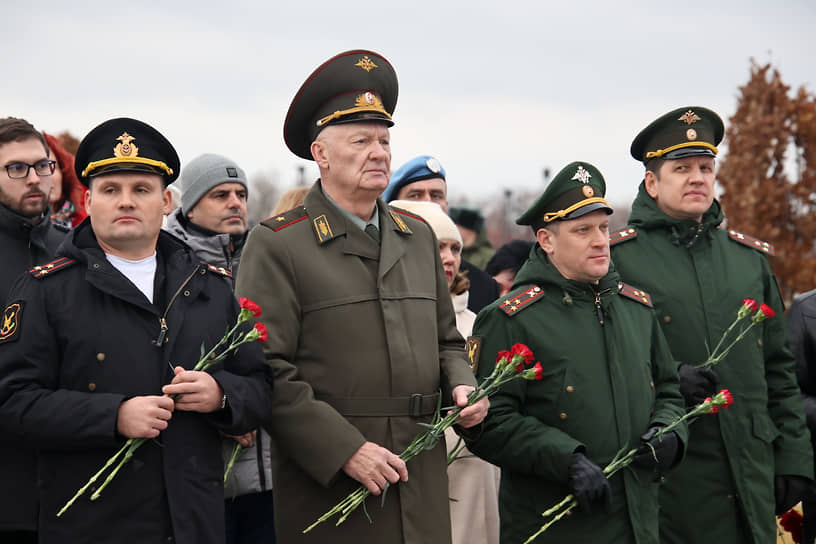 IV Международный форум &quot;Миротворчество поколений в исторической памяти Российского государства&quot;. Участники форума во время церемонии возложения цветов к Памятнику советскому солдату на территории музейного комплекса Великой Отечественной войны &quot;Самбекские высоты&quot;