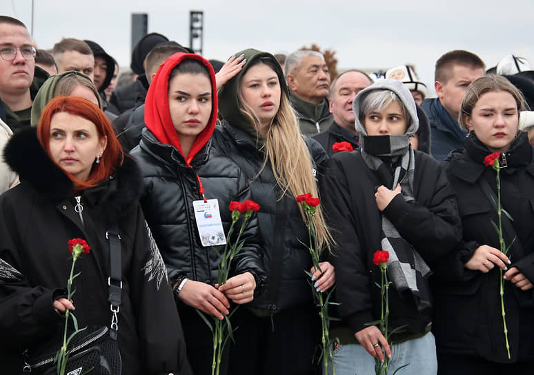 IV Международный форум &quot;Миротворчество поколений в исторической памяти Российского государства&quot;. Участники форума во время церемонии возложения цветов к Памятнику советскому солдату на территории музейного комплекса Великой Отечественной войны &quot;Самбекские высоты&quot;