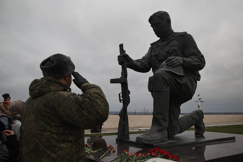 IV Международный форум &quot;Миротворчество поколений в исторической памяти Российского государства&quot;. Участники форума во время церемонии возложения цветов к Памятнику советскому солдату на территории музейного комплекса Великой Отечественной войны &quot;Самбекские высоты&quot;