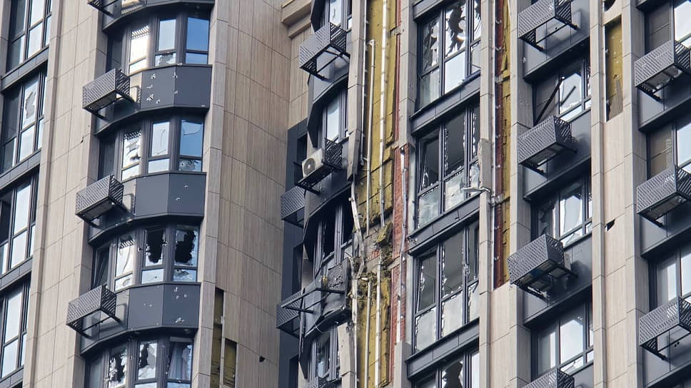 В Ростове из-за атаки БПЛА в жилом доме были повреждены две квартиры и остекление на шести этажах