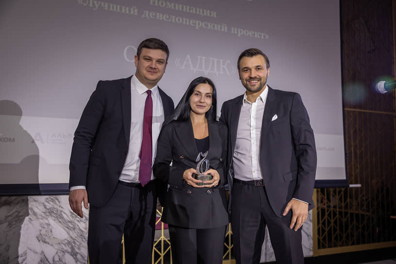 Основатель бизнес-сообщества «Эквиум Ростов» и OnlyWork: HRTech х ИИ, победитель федерального конкурса управленцев «Лидеры России 2018» Вадим Щербак (справа) поздравил директора по маркетингу и продукту ООО «АДДК» Лилию Монич и директора по строительству компании Станислава Котченкос победой в премии «Твердые знаки-2025» 