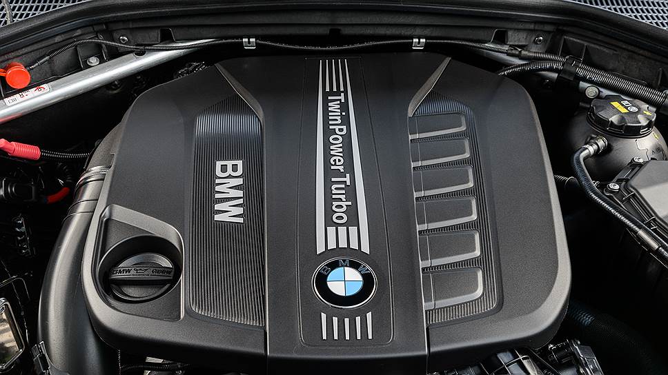 Представители компании предполагают, что самой востребованной на российском рынке станет версия BMW X4 xDrive28i. Возможностей двухлитрового четырехцилиндрового двигателя с 245-ю «лошадьми», разгоном до «сотни» за 6,4 сек. и максимальной скоростью 232 км/ч будет достаточно для того, чтобы удовлетворить запросы большей части автовладельцев.
