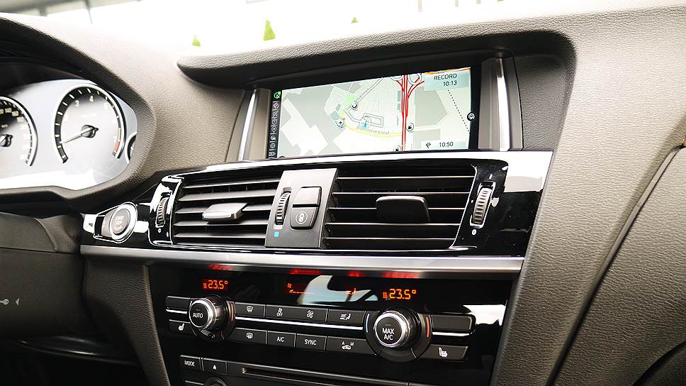 лагодаря технологиям ConnectedDrive БМВ Х4 стал еще «умнее»: навигационная система, например, учитывает загруженность и «пробки» на дорогах. Водитель также получает доступ к консьерж-сервису и может уточнить любые вопросы, касающиеся своего маршрута. 
