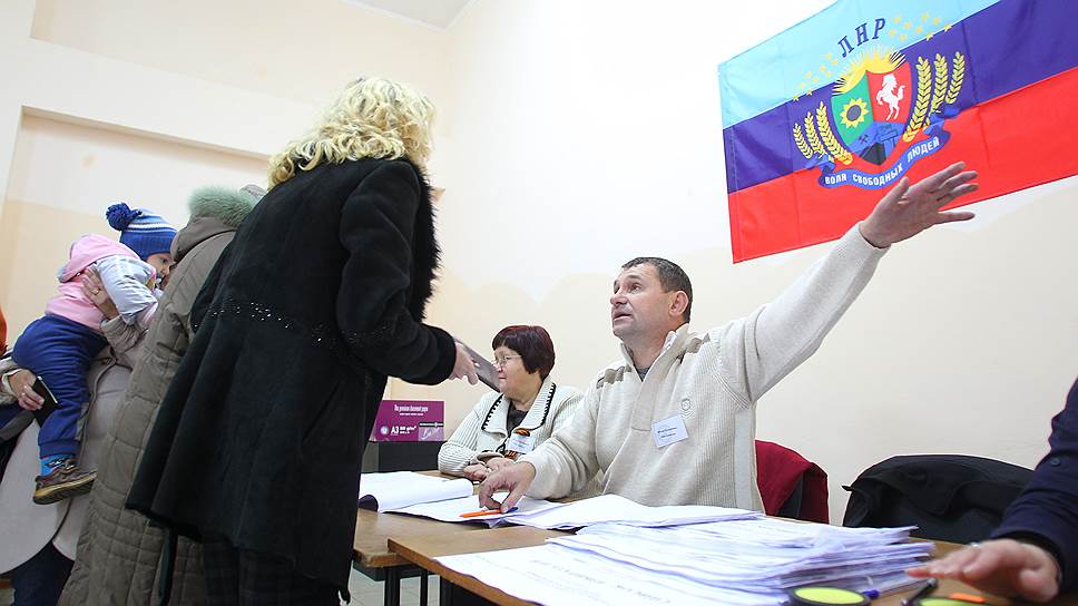 02.11.2014 Россия, Ростовская обл.
Выборы в органы власти самопровозглашенных Луганской и Донецкой Народных Рспублик (ЛНР и ДНР). Избирательный участок на территории пансионата «Красный десант».