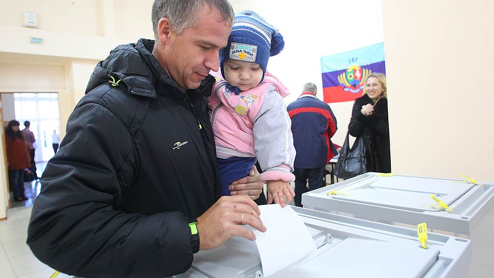 02.11.2014 Россия, Ростовская обл.
Выборы в органы власти самопровозглашенных Луганской и Донецкой Народных Рспублик (ЛНР и ДНР). Избирательный участок на территории пансионата «Красный десант».