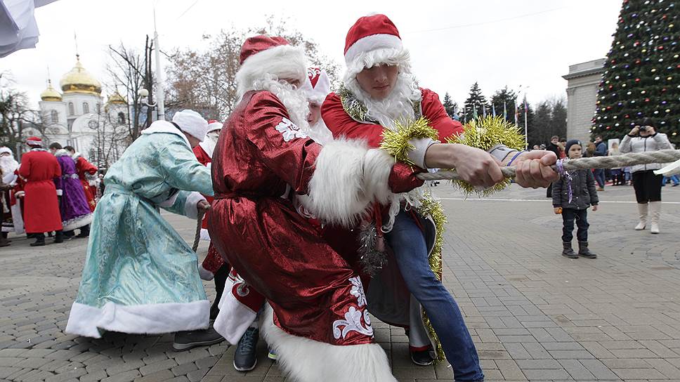 20.12.2014 Россия, Краснодарский край, Краснодар
Парад Дедов Морозов.