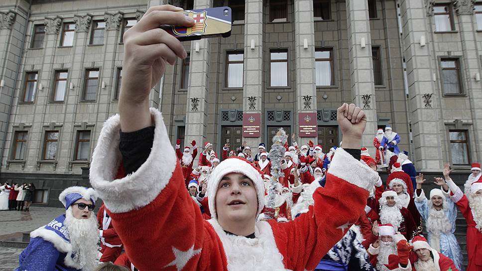 20.12.2014 Россия, Краснодарский край, Краснодар
Парад Дедов Морозов.