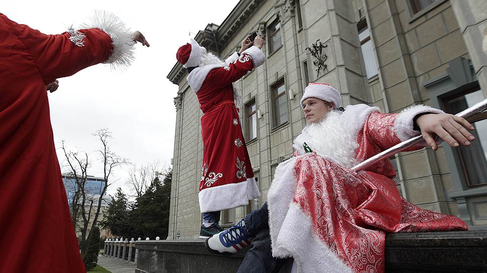 20.12.2014 Россия, Краснодарский край, Краснодар
Парад Дедов Морозов.