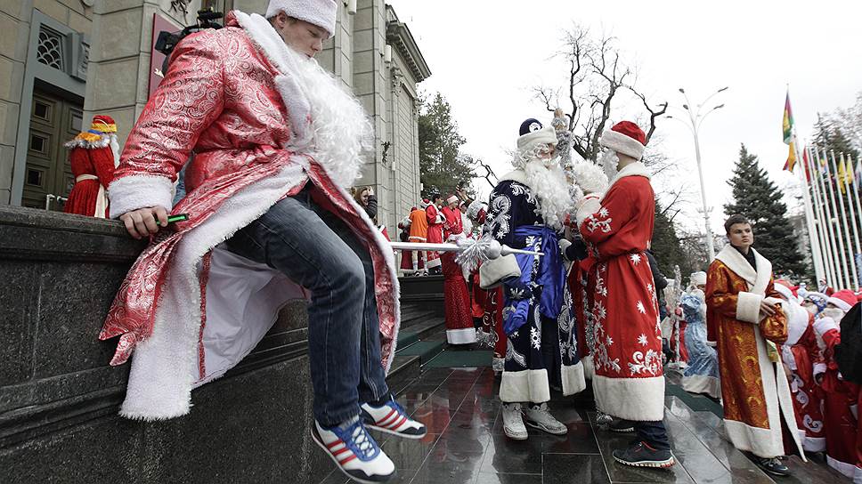 20.12.2014 Россия, Краснодарский край, Краснодар
Парад Дедов Морозов.