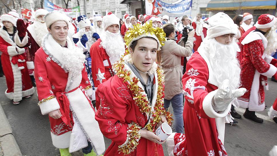 20.12.2014 Россия, Краснодарский край, Краснодар
Парад Дедов Морозов.