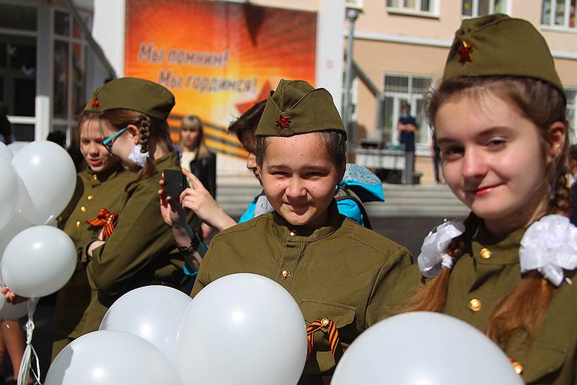 Церемония открытия бюста-памятника участнику Великой Отечественной войны Александру Печерскому, прототипу главного героя кинофильма режиссера Константина Хабенского &quot;Собибор&quot; у здания гимназии № 52, которой также присвоено имя Александра Печерского.