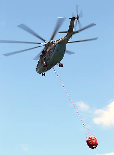 Экипажи самых больших в мире военно-транспортных вертолетов МИ-26 Южного военного округа провели учебно-тренировочные полеты с использованием новой водосливной системы ВСУ-15, заборы воды в открытых водоемах и ее сброс на условные очаги возгорания, обозначенные сигнальными дымами.